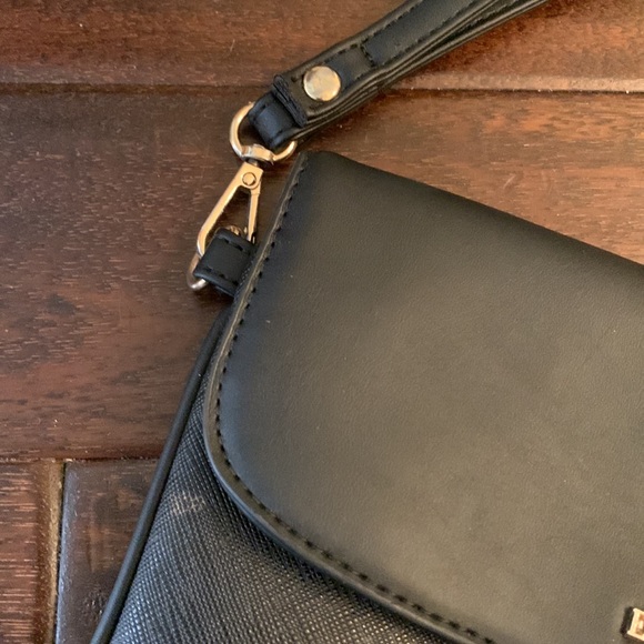 Ellen Tracy Envelope Clutch in Black with removable strap - Picture 3 of 11